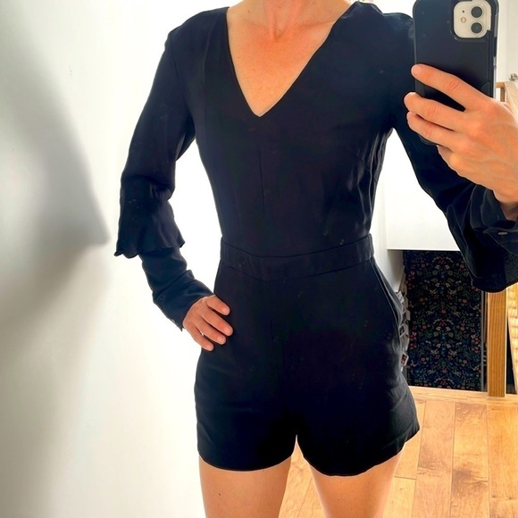 Club Monaco Bodena frill Long Sleeve Romper Jumpsuit shorts v neck Black Sz 0 - Picture 2 of 16